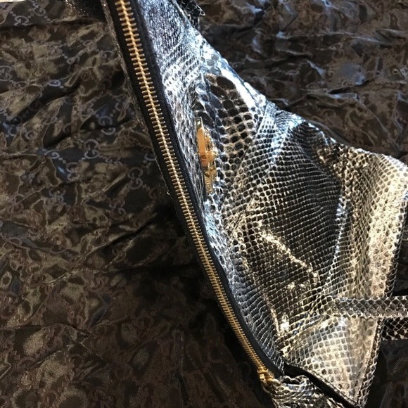 Gucci Python Histeria Clutch - Picture 11 of 16